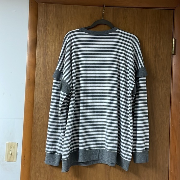 Doe & Rae size 3X gray and white stripe long sleeve top with ruffle sleeve - Picture 8 of 8